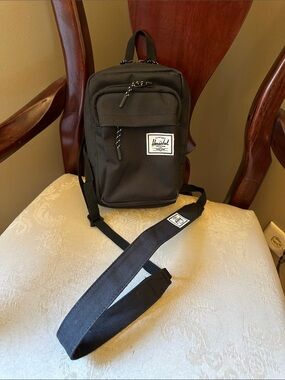 Herschel black mini crossbody bag, great for travel/shopping, detachable strap m